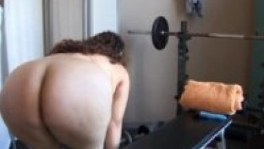 Толстая девка решила похудеть поднимая штангу, но увидев эту тяжесть уселась перед тренером и начала ласкать киску
