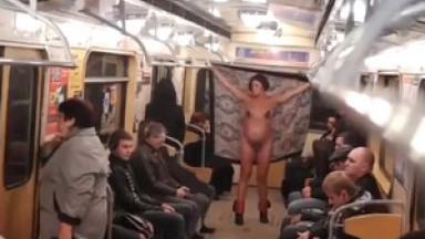 Полоумная, беременная баба в Киевском метро разделась до гола в знак какого то протеста